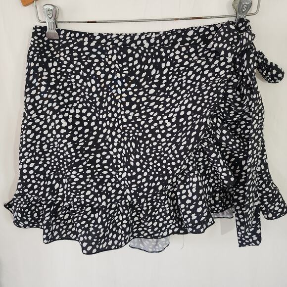 Black and White Ruffle Skort Shorts Front Ruffle Silky 2.5" Inseam Size S - Picture 1 of 5